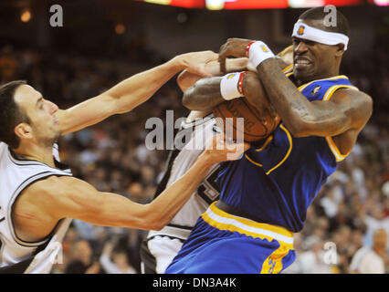 San Antonio Spurs Manu Ginobili und Golden State Warriors Stephen Jackson kämpfen um den Ball im 4. Quartal ihres Spiels in Oracle Arena in Oakland Kalifornien, Dienstag, 11. Dezember 2007. (Bob Larson/Contra Costa Times / ZUMA Press) Stockfoto