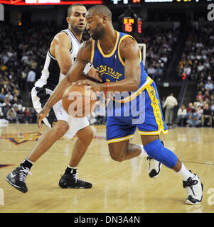 Golden State Warriors Baron Davis treibt den Ball rund um San Antonio Spurs Tony Parker im 1. Quartal ihres Spiels bei Oracle Arena in Oakland Kalifornien, Dienstag, 11. Dezember 2007. (Bob Larson/Contra Costa Times / ZUMA Press) Stockfoto