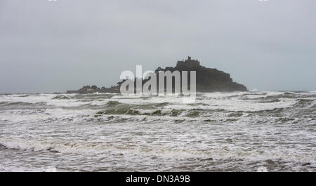 Stürmischer Seegang am St. Michaels Mount, Marazion, Cornwall.  Bob Sharples/Alamy Stockfoto