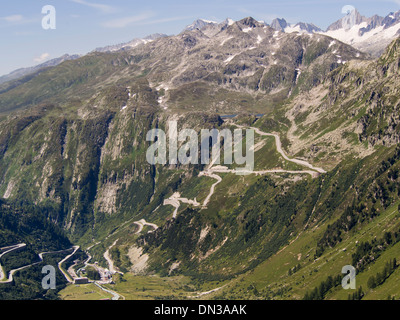 Die Haarnadelkurven der Alpenstraße Grimselpass in der Schweiz stieg von Gletsch im Tal auf ca. 2100 m Stockfoto