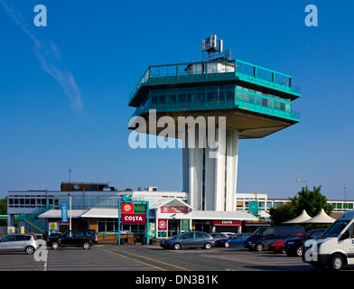 Der sechseckige Pennine Turm bei Lancaster Forton Moto Services auf die M6 Autobahn Lancashire England UK gebaut 1965 aufgeführt im Jahr 2012 Stockfoto