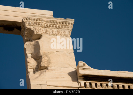 Griechenland, Athen, Akropolis. Erectheum, Detail geschnitzten Steinruinen. Stockfoto