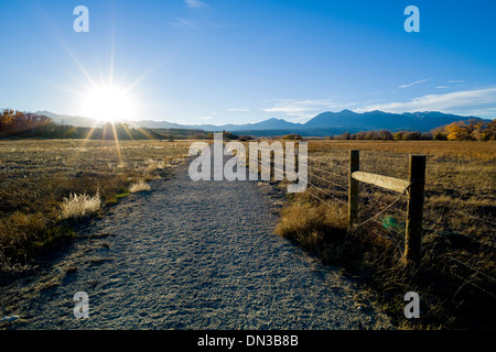 Blick auf den Sonnenuntergang der Sawatch Range, Rocky Mountains, den Arkansas River Valley, Colorado, USA Stockfoto