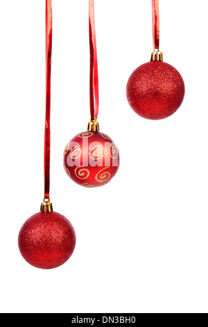 Drei hängen Weihnachtskugeln auf rotes Band auf weißem Hintergrund Stockfoto