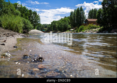 Arkansas Fluß läuft durch die historische Innenstadt von den kleinen Berg Stadt Salida, Colorado, USA Stockfoto