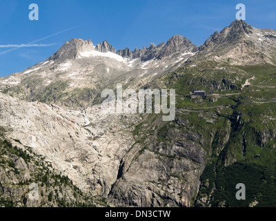 Hotel Belvedere auf der Furka Passstrasse in alpinen Schweiz, an der linken hellgraue Bereich von der zurückweichenden Rhonegletscher Stockfoto