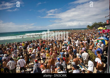 24. Februar 2009 - Ort Coolangatta, Queensland, Australien - Quiksilver Pro 2009, Einnahme von 27. Februar bis 11. März. Datei: 2. März 2008. Menge an der Quiksilver Pro Gold Coast bei Snapper Rocks, Coolangatta, Queensland, Australien. (Kredit-Bild: © Joli/A-Frame/ZUMAPRESS.com) Stockfoto