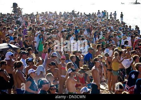 24. Februar 2009 - Ort Coolangatta, Queensland, Australien - Quiksilver Pro 2009, Einnahme von 27. Februar bis 11. März. Datei: 2. März 2008. Menge an der Quiksilver Pro Gold Coast bei Snapper Rocks, Coolangatta, Queensland, Australien. (Kredit-Bild: © Joli/A-Frame/ZUMAPRESS.com) Stockfoto