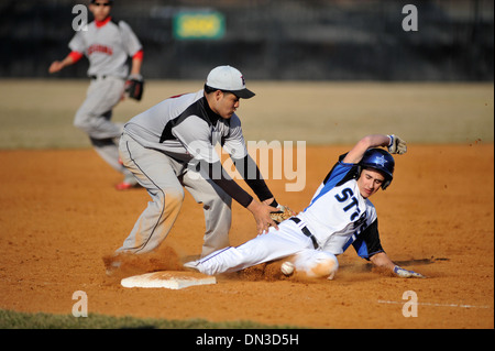 Sport Baseball Läufer Folien sicher gestohlene base gegnerischen dritte Baseman lässt ball Stockfoto