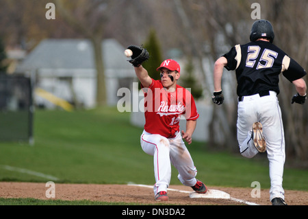 Sport Baseball erste Basisspieler erstreckt sich Ball zu fangen. USA. Stockfoto