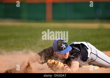 Sport Baseball erste Basisspieler Uhren ein Boden Kugelkopf auf dem richtigen Feld Line, nachdem er die Taube zu fangen. USA. Stockfoto