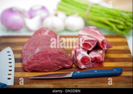 rohes Rindfleisch und Schweinerippchen mit Spargel und Kräutern bereit, Kochen Stockfoto