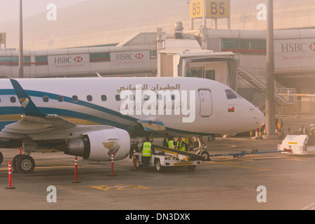 Boden-Crew Entladen einer Fluggesellschaft Oman Air, Flughafen Dubai, Vereinigte Arabische Emirate Stockfoto