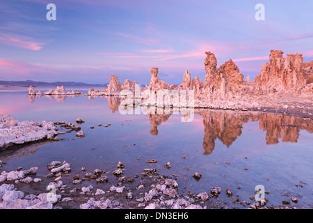 Mono Lake Tufa Türme bei Sonnenuntergang, Kalifornien, USA. Herbst (Oktober) 2013. Stockfoto