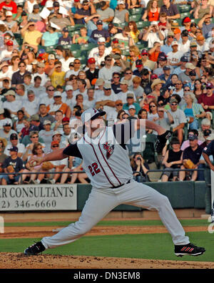 16. Juni 2006; Round Rock, Texas, USA; ROGER CLEMENS auf dem Hügel pitching für die Round Rock Express zu einem ausverkauften Freitag, 16. Juni um Dell Diamond Round Rock. Obligatorische Credit: Foto von Delcia Lopez/San Antonio Express-News/ZUMA Press. (©) Copyright 2006 von San Antonio Express-News Stockfoto