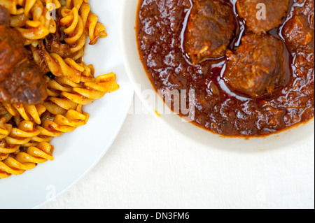 Fusilli Nudeln al dente mit neapolitanischen Stil Ragout Fleischsoße Bolognese Stil sehr unterschiedlich Stockfoto