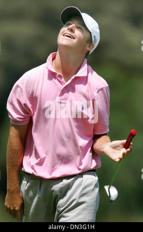 19. Juli 2006; Rancho Santa Fe, CA, USA; JACK Felder, Southern Pines NC., kann nicht glauben, dass seine Birdie-Putt aus dem Loch auf das neunte Loch in der ersten Runde des Matches in der 59. US Junior Amateur Championship im Rancho Santa Fe Country Club Mittwoch blieb. Er spielte TADD FUJIKAWA, (Honolulu HI). Obligatorische Credit: Foto von Don Kohlbauer/SDU-T/ZUMA Press. (©) Kopie Stockfoto