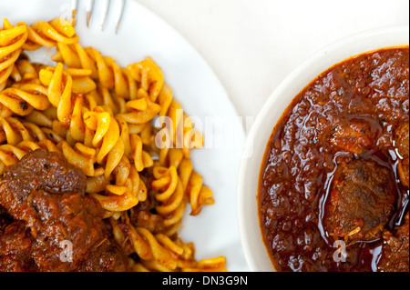 Fusilli Nudeln al dente mit neapolitanischen Stil Ragout Fleischsoße Bolognese Stil sehr unterschiedlich Stockfoto