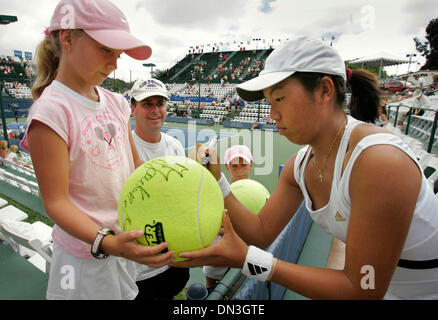 31. Juli 2006; Carlsbad, Kalifornien, USA; Tennisspieler VANIA KING schildern ihr Autogramm für Rebekka BOSLER, 10 auf ihrem großen Tennisball. Rebekkas Zwillingsschwester RACHEL wartet auf König, ihrem großen Ball im Hintergrund zu unterzeichnen. Auf der linken Seite ist der Zwilling Vater DOUGLAS BOSLER, sie leben in Karlsbad. Dies war nach des Königs 6-4, 6-2 Niederlage gegen Emma Laine auf dem Stadion Platz. King ist auch in Doub konkurrieren. Stockfoto