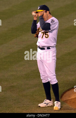 14. August 2006; Oakland, Kalifornien, USA; Oakland Athletics Pitcher Barry Zito, #75, wischt sein Gesicht nach Verzicht auf einen Solo Homerun für Seattle Mariner Willie Bloomquist, #16, im 5. Inning ihres Spiels auf Montag, 14. August 2006 im McAfee Coliseum. Obligatorische Credit: Foto von Jose Carlos Fajardo/Contra Costa Times / ZUMA Press. (©) Copyright 2006 von Contra Costa Times Stockfoto