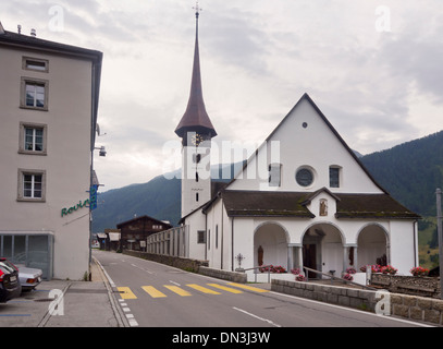 Pfarrkirche im alpinen Dorf Münster im Goms, Schweiz Stockfoto