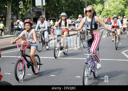 Die aufsichtsrechtlichen RideLondon FreeCycle auf dem Damm. Stockfoto