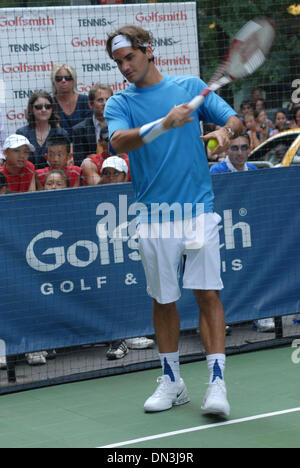 24. August 2006; New York, NY, USA; ROGER FEDERER Tennis spielen auf 54th Street beim NYC Street Slam in New York City. Obligatorische Credit: Foto von Jeffrey Geller/ZUMA Press. (©) Copyright 2006 von Jeffrey Geller Stockfoto