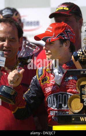 25. Juli 2006; Sonoma, Kalifornien, USA; Jeff Gordon erntet die Beute des Sieges Sonntag, 25. Juni 2006 nach der Dodge speichern Mart 350 auf dem Infineon Raceway in Sonoma, Kalifornien Gordons Sieg ihn den all-time-Sieger auf Straße Kurse macht.  Obligatorische Credit: Foto von Carl Costas/Sacramento Bee/ZUMA Press. (©) Copyright 2006 von Sacramento Bee Stockfoto