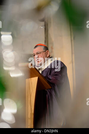 Prag, Tschechische Republik. 18. Dezember 2013. Erzbischof von Prag und Kardinal der römisch-katholischen Kirche Dominik Duka dient der Totenmesse für ehemaligen tschechischen Präsidenten Vaclav Havel in der Sankt-Anna-Kirche in Prag, Tschechien am Mittwoch, 18. Dezember 2013. Vaclav Havel starb vor zwei Jahren, am 18. Dezember 2011 im Alter von 75 Jahren. Bildnachweis: Michal Krumphanzl/CTK Foto/Alamy Live-Nachrichten Stockfoto