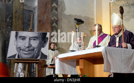 Prag, Tschechische Republik. 18. Dezember 2013. Erzbischof von Prag und Kardinal der römisch-katholischen Kirche Dominik Duka dient der Totenmesse für ehemaligen tschechischen Präsidenten Vaclav Havel in der Sankt-Anna-Kirche in Prag, Tschechien am Mittwoch, 18. Dezember 2013. Vaclav Havel starb vor zwei Jahren, am 18. Dezember 2011 im Alter von 75 Jahren. Bildnachweis: Michal Krumphanzl/CTK Foto/Alamy Live-Nachrichten Stockfoto