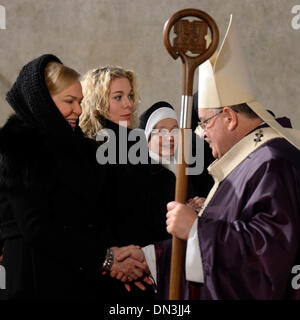 Prag, Tschechische Republik. 18. Dezember 2013. Erzbischof von Prag und Kardinal der römisch-katholischen Kirche Dominik Duka dient der Totenmesse für ehemaligen tschechischen Präsidenten Vaclav Havel in der Sankt-Anna-Kirche in Prag, Tschechien am Mittwoch, 18. Dezember 2013. Vaclav Havel starb vor zwei Jahren, am 18. Dezember 2011 im Alter von 75 Jahren. Pitured links ist Václavs Witwe Dagmar und ihre Tochter Nina. Bildnachweis: Michal Krumphanzl/CTK Foto/Alamy Live-Nachrichten Stockfoto