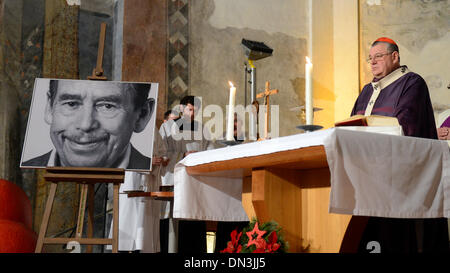 Prag, Tschechische Republik. 18. Dezember 2013. Erzbischof von Prag und Kardinal der römisch-katholischen Kirche Dominik Duka dient der Totenmesse für ehemaligen tschechischen Präsidenten Vaclav Havel in der Sankt-Anna-Kirche in Prag, Tschechien am Mittwoch, 18. Dezember 2013. Vaclav Havel starb vor zwei Jahren, am 18. Dezember 2011 im Alter von 75 Jahren. Bildnachweis: Michal Krumphanzl/CTK Foto/Alamy Live-Nachrichten Stockfoto