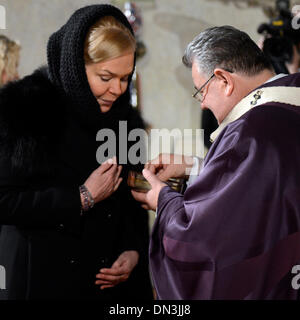 Prag, Tschechische Republik. 18. Dezember 2013. Erzbischof von Prag und Kardinal der römisch-katholischen Kirche Dominik Duka dient der Totenmesse für ehemaligen tschechischen Präsidenten Vaclav Havel in der Sankt-Anna-Kirche in Prag, Tschechien am Mittwoch, 18. Dezember 2013. Vaclav Havel starb vor zwei Jahren, am 18. Dezember 2011 im Alter von 75 Jahren. Pitured links ist Václavs Witwe Dagmar. Bildnachweis: Michal Krumphanzl/CTK Foto/Alamy Live-Nachrichten Stockfoto