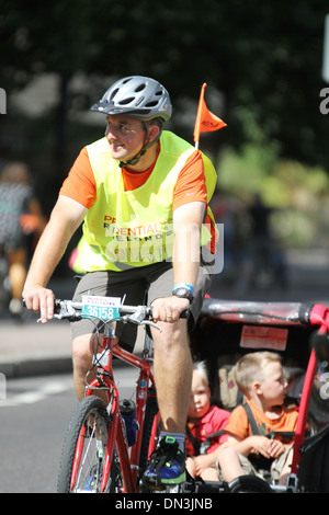 Die aufsichtsrechtlichen RideLondon FreeCycle auf dem Damm. Stockfoto
