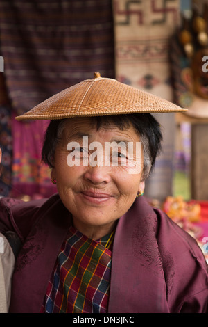 Bhutan, Thangbi Mani Lhakang Tsechu Festivals, senior weiblichen Standbesitzer Stockfoto