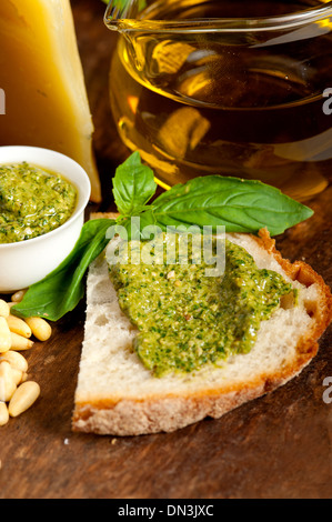 Basilikum Pesto Bruschetta Zutaten über alte Holz Makro Stockfoto