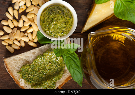 Basilikum Pesto Bruschetta Zutaten über alte Holz Makro Stockfoto