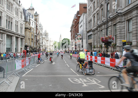 Die aufsichtsrechtlichen RideLondon FreeCycle in Whitehall. Stockfoto