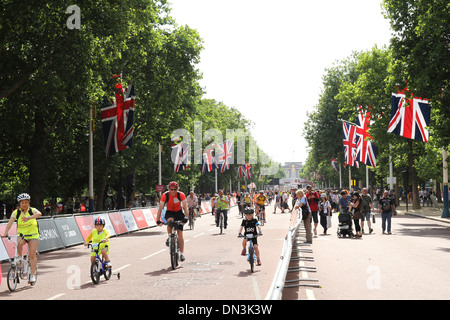 Die aufsichtsrechtlichen RideLondon FreeCycle in der Mall vor Buckingham Palace. Stockfoto