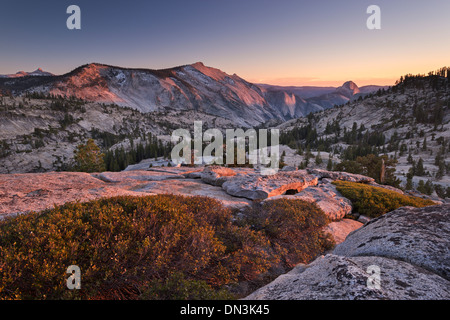 Halbe Kuppel und Clouds Rest Berge von oben Olmstead Punkt, Yosemite-Nationalpark, Kalifornien, USA. Herbst (Oktober) 2013. Stockfoto