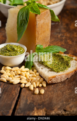 Basilikum Pesto Bruschetta Zutaten über alte Holz Makro Stockfoto