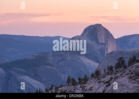 Dämmerung über Half Dome, Yosemite-Nationalpark, Kalifornien, USA. Herbst (Oktober) 2013. Stockfoto