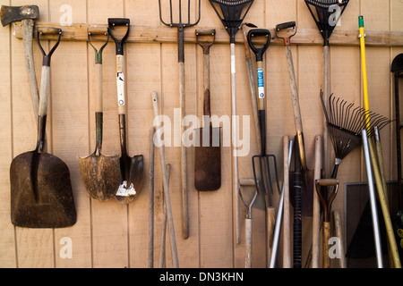 Werkzeuge an einem Schuppen Wand hängen. Stockfoto