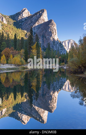 Die drei Brüder spiegelt sich in den Merced River im Morgengrauen, Yosemite Valley, Kalifornien, USA. Herbst (Oktober) 2013. Stockfoto