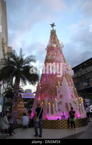 Weihnachtsbaum im Siam Paragon Shopping Mall in Bangkok, Thailand Stockfoto