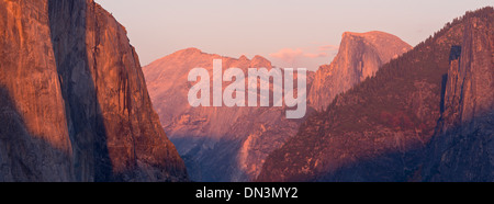 El Capitan und Hälfte Dome bei Sonnenuntergang, vom Tunnel View, Yosemite Valley, Kalifornien, USA. Herbst (Oktober) 2013. Stockfoto