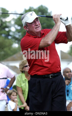 27. August 2006; Raleigh, NC, USA; Präsident und Chief Executive Officer von Progress Energy Carolinas FRED DAY hat einen Auftritt bei der 2006 Jimmy V Celebrity Golf Classic, die im Prestonwood Country Club befindet sich in Cary stattfand. Jimmy Valvano Foundation hat über 12 Millionen Dollar um Krebsforschung profitieren zu helfen. Trainer Jim Valvano starb 1993 an Krebs und w Stockfoto