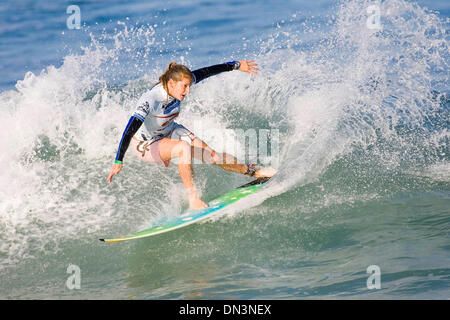 Sep 01, 2006; Hossegor, Westküste, Südfrankreich; Surfen: südafrikanische HEATHER CLARK (Port Shepstone, KZN) wurde um die Verlierer Runde zwei an den Rip Curl Pro Mademoiselle in Seignosse, Frankreich heute ins Abseits gedrängt. Clark gekämpft, um ihren Rhythmus in der Onshore-Wellen im Angebot heute Morgen zu finden und wurde geschlagen von 2004 ASP Weltmeister Sofia Mulanovich (Peru) und Julia christlichen (USA) in Rou Stockfoto