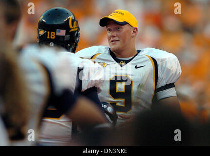 Sep 02, 2006; Knoxville, TN, USA; Ein betäubt Nate Longshore spricht mit Joe Ayoob Ayoob soll ihn im dritten Quartal ihres Spiels gegen Tennessee im Neyland Stadium in Knoxville, TN am Samstag, 2. September 2006 zu ersetzen. Cal war nie wirklich in das Spiel und verlor eine einseitigen Spiel 35-18. Ayoob habe ins Spiel kommen und führen 2 Touchdown-Laufwerke, aber es war viel zu wenig Weg Stockfoto