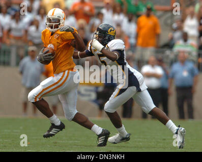 Sep 02, 2006; Knoxville, TN, USA; Tennessees Robert Meachem soll seinen ersten 2 Touchdowns gegen CALs Syd'Quan Thompson im ersten Quartal ihres Spiels im Neyland Stadium in Knoxville, TN auf Samstag, 2. September 2006 Punkten. Cal war nie wirklich in das Spiel und verlor eine einseitigen Spiel 35-18. Obligatorische Credit: Foto von Dan Honda/Contra Costa Times / ZUMA Press. (©) Copyright Stockfoto